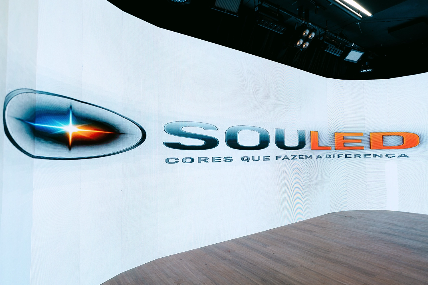 Painel de LED curvo exibindo a marca SouLed no estúdio
